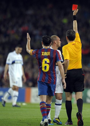  国际米兰争议红牌，VAR判定引球迷抗议  